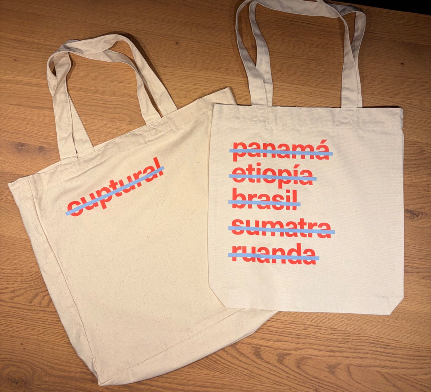 Dos modelos de tote bag cuptural en color natural