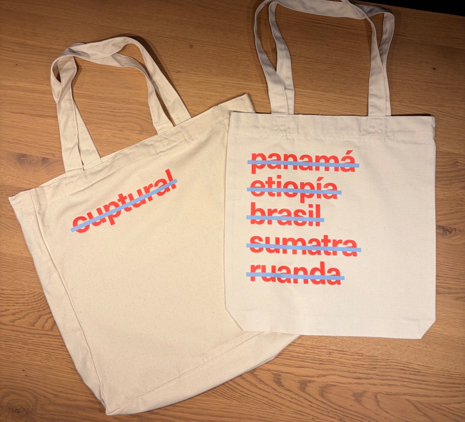 Dos modelos de tote bag cuptural en color natural