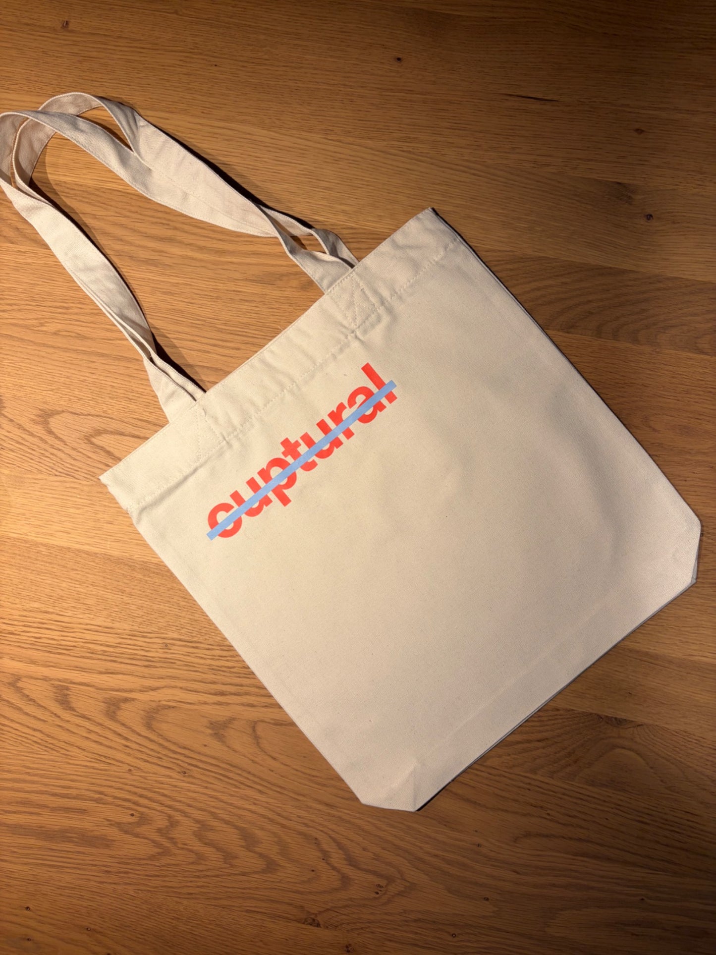 Tote bag cuptural con el logo rojo y azul